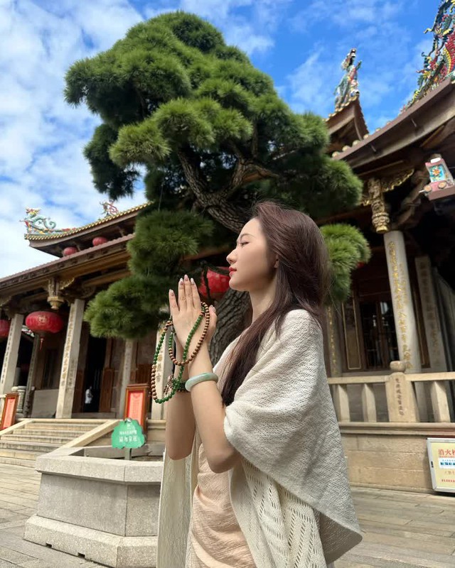 Khủng hoảng việc làm và áp lực đè nặng: Giới trẻ Trung Quốc thà chi nghìn đô mua "phong thủy hàng hiệu" chứ không tin vào nỗ lực - Ảnh 1.