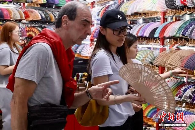 Nước Pháp nóng kỷ lục, chiếc quạt xếp Trung Quốc bất ngờ thành phụ kiện thời thượng, và cả một
