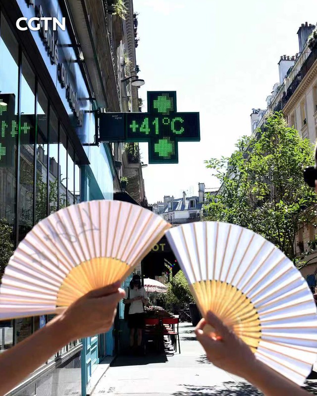 Nước Pháp nóng kỷ lục, chiếc quạt xếp Trung Quốc bất ngờ thành phụ kiện thời thượng, và cả một
