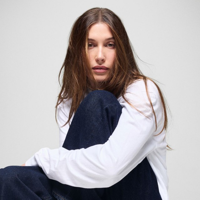 Vì sao chiếc quần jeans 89 USD của Hailey Bieber cháy hàng trong vài phút: Một case study về cách Gap
