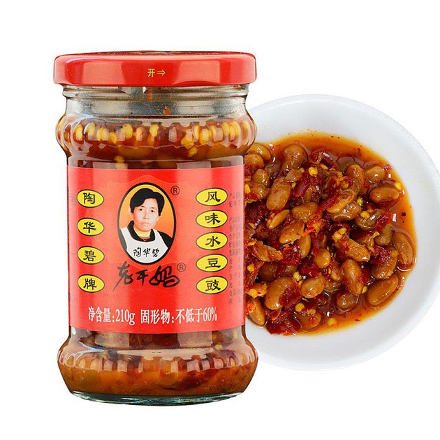 Người phụ nữ không biết chữ đứng sau lọ dầu ớt