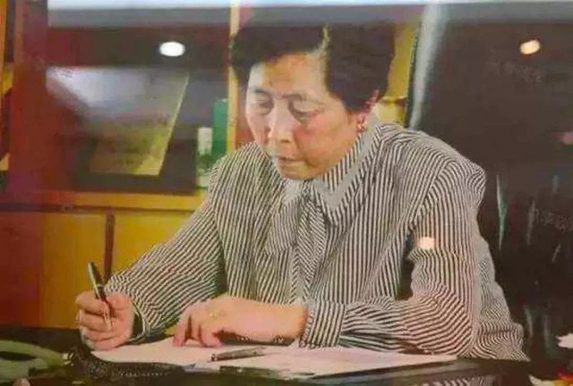 Người phụ nữ không biết chữ đứng sau lọ dầu ớt