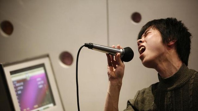Karaoke bên Trung Quốc giờ không còn MV, chỉ toàn hình AI kỳ quái do phí bản quyền đắt đỏ - Ảnh 3.