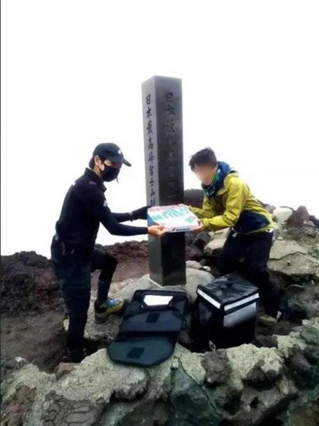 Leo núi Phú Sĩ vẫn thấy shipper giao đồ ăn: Dịch vụ 'ship lên đỉnh' ở Nhật, tiền công từng cao gấp 10 lần giá chiếc pizza? - Ảnh 1.