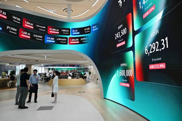 Bị bán sạch cổ phiếu ở đáy, hàng trăm nghìn nhà đầu tư Hàn Quốc ngồi nhìn thị trường tăng mạnh nhất lịch sử mà không còn gì trong tay - Ảnh 3.