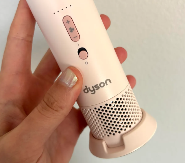 Dyson không đứng ngoài cuộc đua quạt cầm tay: Khi một món phụ kiện mùa hè trở thành sân chơi mới của công nghệ cao - Ảnh 3.