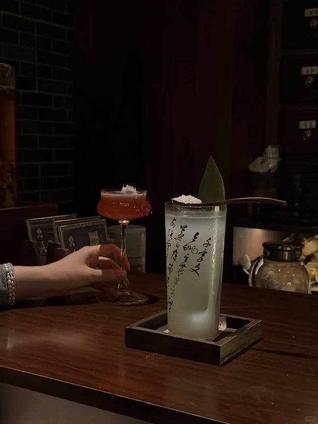 Giới trẻ Trung Quốc rủ nhau đi bar bắt mạch: Bác sĩ Trung y kê đơn, bartender pha "cocktail dưỡng sinh" riêng cho từng người - Ảnh 8.