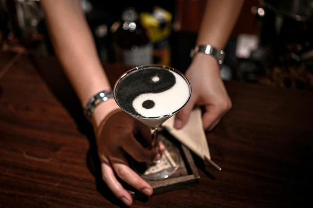 Giới trẻ Trung Quốc rủ nhau đi bar bắt mạch: Bác sĩ Trung y kê đơn, bartender pha "cocktail dưỡng sinh" riêng cho từng người - Ảnh 4.