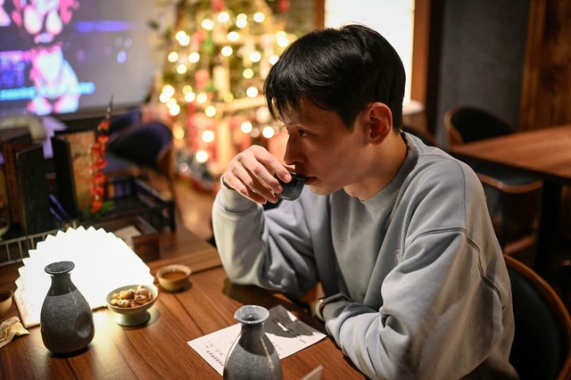 Giới trẻ Trung Quốc rủ nhau đi bar bắt mạch: Bác sĩ Trung y kê đơn, bartender pha "cocktail dưỡng sinh" riêng cho từng người - Ảnh 6.