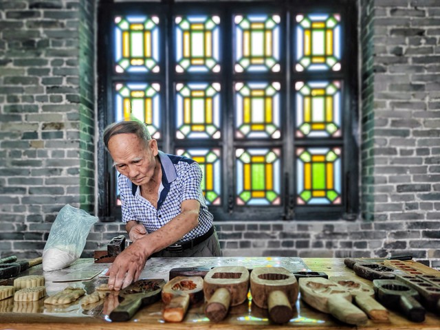Bảy ngày phơi thịt, năm giờ nấu đường, hai tháng chờ lắng: Phía sau sự ra đời của 1 thương hiệu bánh trung thu trăm tuổi - Ảnh 7.