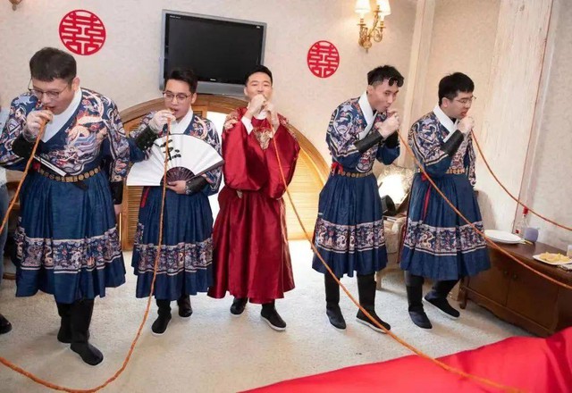 Giới trẻ Trung Quốc lấy que cay đãi khách, dùng trà sữa thay rượu để phản đối các nghi thức cưới rườm rà - Ảnh 1.