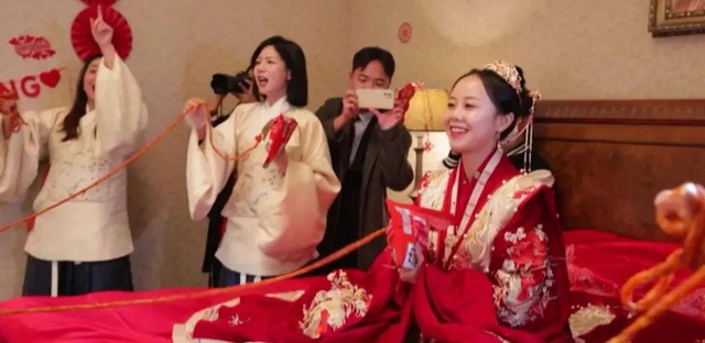 Giới trẻ Trung Quốc lấy que cay đãi khách, dùng trà sữa thay rượu để phản đối các nghi thức cưới rườm rà - Ảnh 2.