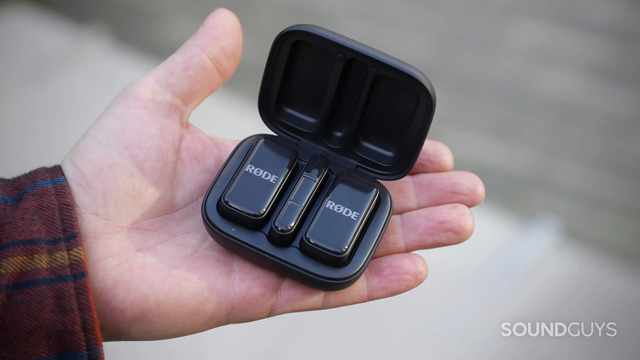 Nhỏ như hộp tai nghe, chất lượng vượt xa micro điện thoại: Rode Wireless Micro có thực sự là chân ái của vlogger? - Ảnh 1.