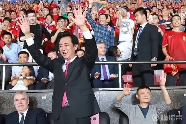 Hé lộ cuộc sống xa hoa của ông trùm địa ốc Evergrande: 3 máy bay riêng, nước khoáng 7,8 triệu đồng một chai - Ảnh 3.