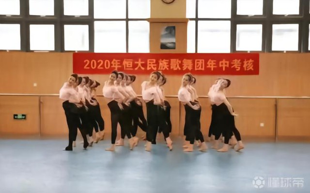 Hé lộ cuộc sống xa hoa của ông trùm địa ốc Evergrande: 3 máy bay riêng, nước khoáng 7,8 triệu đồng một chai - Ảnh 6.
