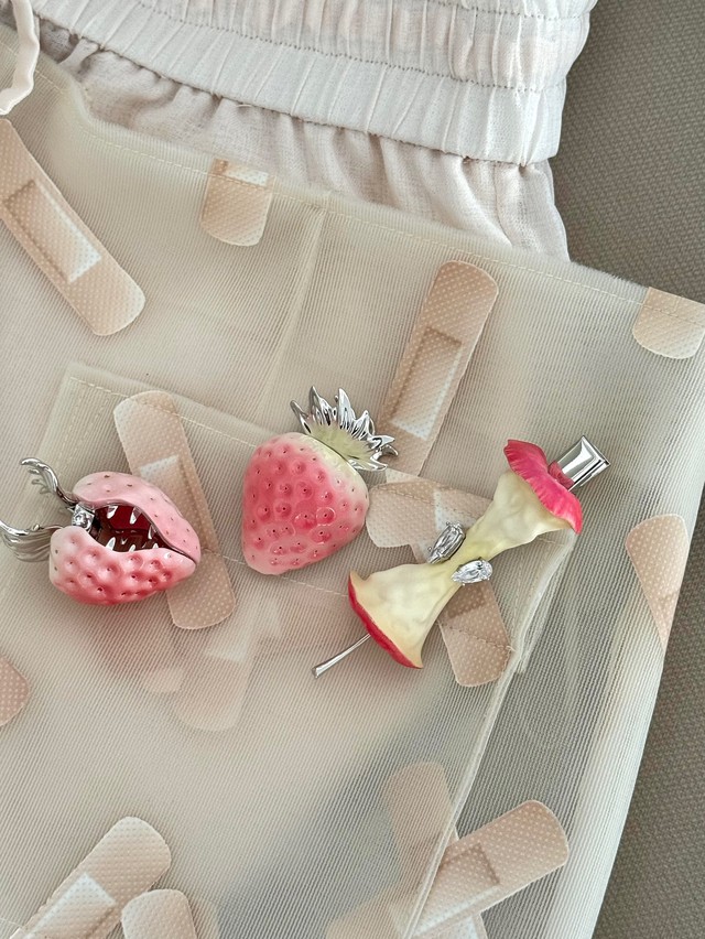 Không phải Dior hay Chanel, đây mới là thương hiệu khiến giới trẻ phát cuồng sắn đón: Có gì phía sau những chiếc kẹp tóc hình dâu tây, lõi táo? - Ảnh 14.