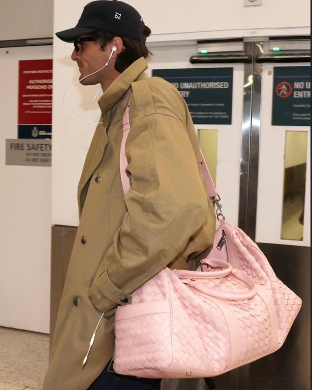 Tai nghe có dây trở lại: Từ Karina đến Bella Hadid, cả một thế hệ It Girl đang rút phích khỏi AirPods - Ảnh 2.