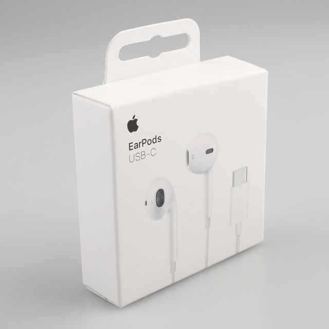 Tai nghe có dây trở lại: Từ Karina đến Bella Hadid, cả một thế hệ It Girl đang rút phích khỏi AirPods - Ảnh 5.