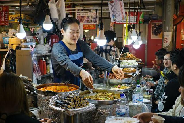 Nửa số quán nhậu Hàn Quốc biến mất trong 8 năm, nhưng phố ăn đêm vẫn sáng đèn tới 2 giờ sáng: Ai đang trả tiền cho những đêm Seoul? - Ảnh 6.
