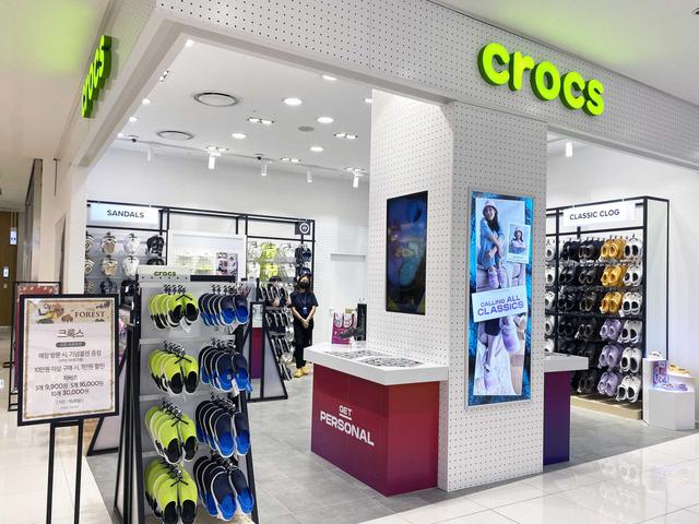 Nghịch lý "đôi dép quốc dân" Crocs tại Hàn Quốc: Bán khắp ngõ ngách, nhưng tiền không ở lại Seoul - Ảnh 1.