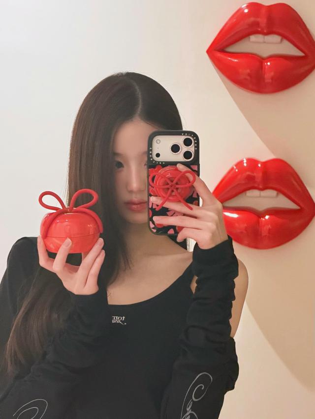 Giải mã "chiếc lược Cherry" gây sốt khắp Châu Á của Jang Won Young: Đồ lưu niệm của idol hay "vũ khí" kinh doanh thiên tài của Medicube? - Ảnh 1.