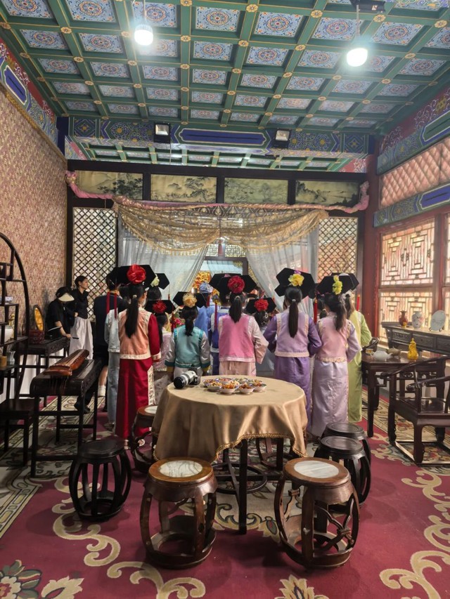 Phim ngắn AI lên ngôi, trường quay bỏ trống: Hoành Điếm chuyển sang bán giấc mơ làm nữ chính, tổng tài với giá 800 nghìn đồng - Ảnh 2.