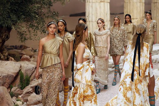 Thiệp mời 10 năm tuổi của Gucci "sống lại" trên sân khấu Anh trai: Cú vấp đắt giá của show triệu view và vị trí không được phép thiếu - Ảnh 5.