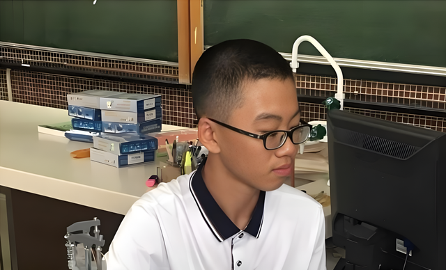 Vương Tư Hàm và Cú trượt dài buộc thôi học sau ánh hào quang thần đồng 14 tuổi - Ảnh 2.