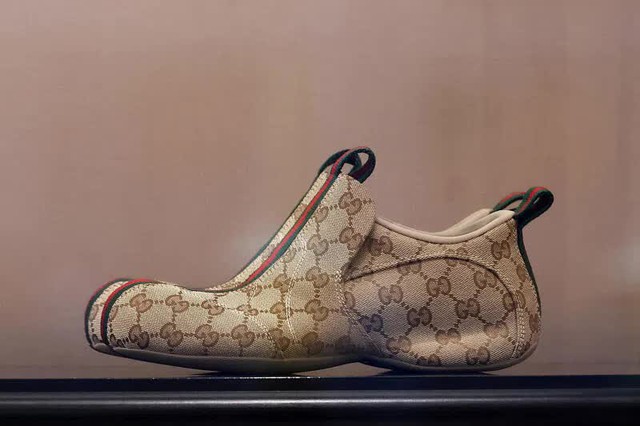 Gucci hứng búa rìu dư luận vì bán sneaker 1.000 USD "Made in China": Tự hào sản xuất tại Ý nay còn đâu? - Ảnh 1.
