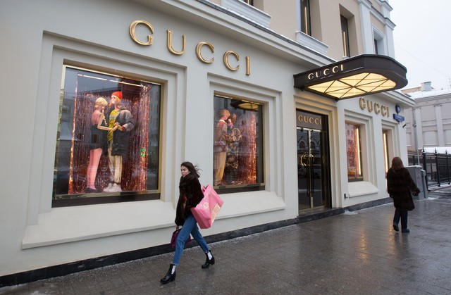 Gucci hứng búa rìu dư luận vì bán sneaker 1.000 USD "Made in China": Tự hào sản xuất tại Ý nay còn đâu? - Ảnh 2.
