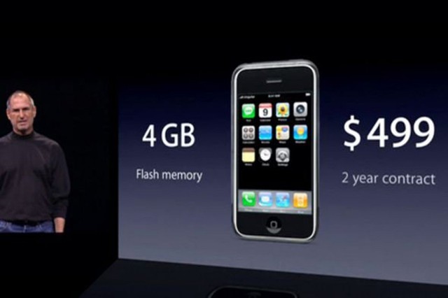 
Mức giá của iPhone đời đầu đắt khủng khiếp. Ở Mỹ, những ai muốn sở hữu iPhone phải bỏ ra 499 USD cho 1 chiếc điện thoại chỉ có 4GB bộ nhớ. Trong khi bây giờ bỏ ra 200 USD ở Mỹ là đã có thể sở hữu iPhone 7 kèm hợp đồng cùng nhà mạng.
