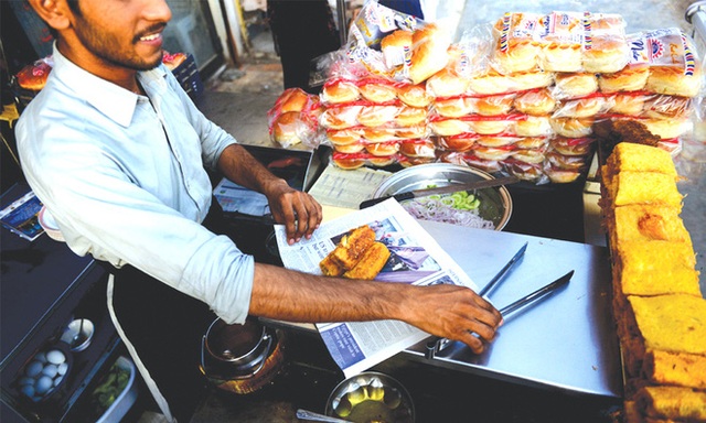 
Hình ảnh gói món ăn bằng giấy báo xuất hiện khắp nơi trên các con phố ở Ấn Độ.
