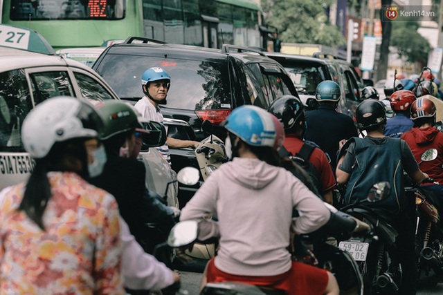 
Những dòng xe đông đúc nhích từng chút một trong không gian ngột ngạt thường xuyên diễn ra không chỉ ở tất cả các cửa ngõ vào TP HCM và còn ngay ở những con đường trung tâm, nhất là dịp cuối năm.
