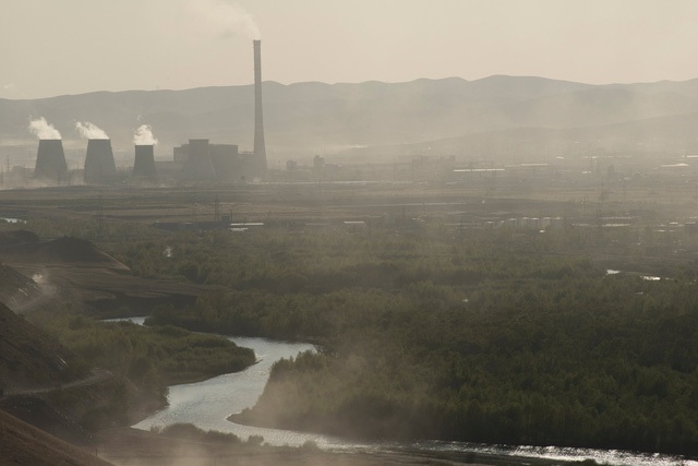 Các nhà máy nhả khí thải vào bầu trời, khiến không gian bị khói mờ bao phủ. Ảnh: New York Times