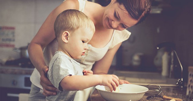 Chúng ta hẳn không còn quá xa lạ với thuật ngữ “bố mẹ trực thăng” hay nghe nói tới những câu chuyện ấm cô chiêu dù đã ngấp nghé tuổi 30 hoặc thậm chí hơn 30 tuổi mà vẫn chưa chịu lớn và phải sống nhờ cha mẹ.