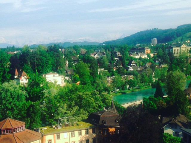 
So với các thành phố khác của Thuỵ Sĩ, Bern có cuộc sống nhẹ nhàng hơn rất nhiều tới nỗi người ta vẫn hay nói đùa rằng thời gian ở Bern trôi như một đoạn phim quay chậm.

