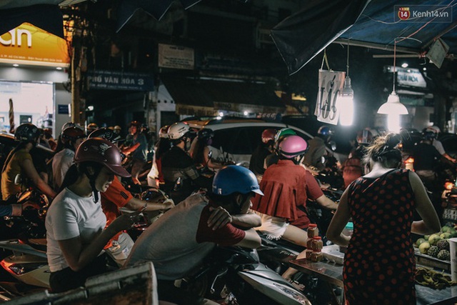 
Tại ngã tư Lăng Cha Cả, một cặp đôi đang dừng lại nghỉ ngơi và tranh thủ mua xoài lắc lúc kẹt xe
