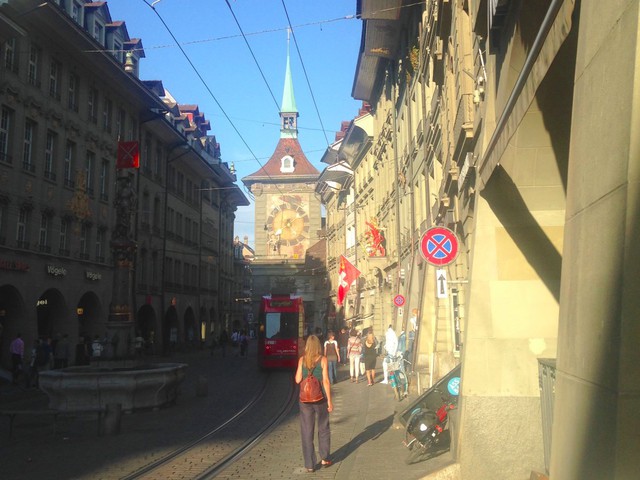 
Là nơi chuyển tiếp để khách du lịch ghé thăm các thành phố khác như Zurich, Luzern, Biel, Basil nên Bern không quá đông đúc, rất phù hợp để sinh sống.
