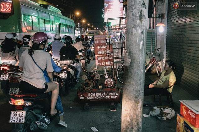 
Tại các tuyến đường Trường Chinh, Cộng Hòa, Hoàng Văn Thụ - cửa ngõ phía Tây thành phố - tình trạng ùn tắc còn trầm trọng hơn, bất kể vào giờ bình thường hay cao điểm. Là đường huyết mạch vào trung tâm nên lượng xe từ Hóc Môn, quận 12... cùng những nhánh đường nhỏ đổ dồn về khu vực mũi tàu Trường Chinh (quận Tân Bình) rồi rẽ vào đường Cộng Hòa với mật độ dày đặc.
