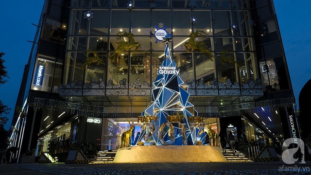 
Đây là một trong những Noel đầu tiên thiếu vắng thương xá Tax nhưng trung tâm thương mại mới - Takashimaya cũng vừa mọc lên và nô nức cùng Sài Gòn đón giáo lễ mùa đông đầu tiên. Ảnh là cây thông cách điệu được trang trí ở trung tâm thương mại mới này.
