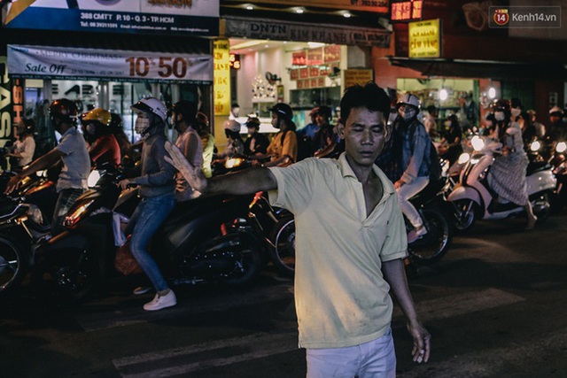 
Tại đường Cách Mạng Ttháng Tám, một người dân đang tham gia hỗ trợ tình trạng ách tắc giao thông
