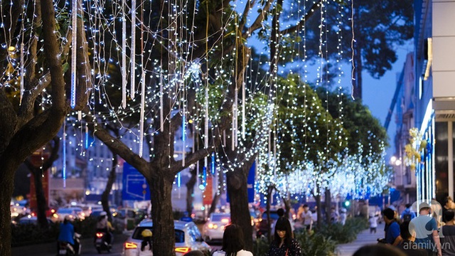 
Mặt Takashimaya ở đường Lê Lợi thì tỏa ra sắc xanh trắng của những dây đèn led giăng trên khắp hàng cây, mang một chút gì đó lạnh lẽo đến với Sài Gòn.
