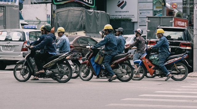 
Các ngả đường ở trung tâm quận 1 đã xảy ra tình trạng ùn tắc từ sáng sớm kéo dài đến tận trưa. Và ngay cả 2, 3 giờ chiều khi ra đường, người ta vẫn nghĩ những gì diễn ra trên đường phố là giờ cao điểm. Ảnh: Ngã tư Trương Định – Nguyễn Thị Minh Khai, một nhóm công nhân đỗ xe lấn vạch và di chuyển khi chưa có đèn tín hiệu giao thông
