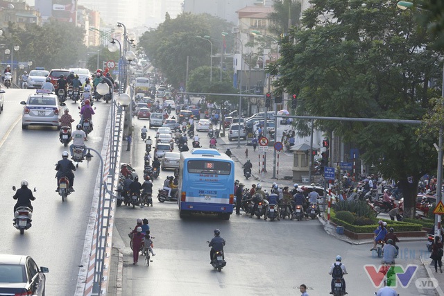 Người dân lo đi làm muộn vì cấm xe máy lên cầu vượt tuyến BRT đi qua - Ảnh 3.