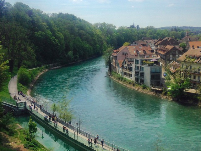 
Cô cho rằng: Vẻ đẹp trung cổ của Bern rất cuốn hút. Con sông chảy qua thành phố cũng rất đẹp và đặc biệt nó sạch tới nỗi bạn có thể uống nước ngay dưới con sông này mặc dù vào mùa hè người dân vẫn xuống đây bơi lội.
