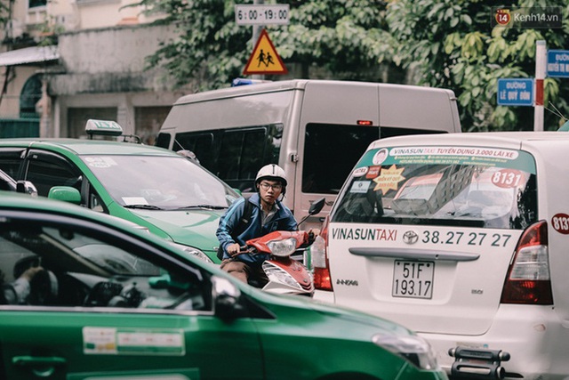 
Một nam thanh niên chật vật khổ sở len lỏi ở ngã tư Lê Quý Đôn – Nguyễn Thị Minh Khai lúc 12 giờ trưa.
