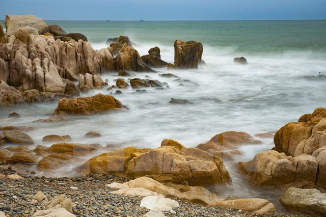 
 Ở đây có rất nhiều khối đá hình thù kỳ lạ, quần thể đá và bãi biển hoang sơ độc đáo này mang một vẻ đẹp ngỡ ngàng. (Ảnh: Minh Đức/ TTXVN)
