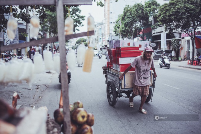 
Theo ông qua năm tháng là những suy tư về cuộc đời
