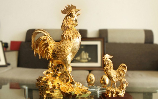 
Không phải lần đầu có mặt trên thị trường, gà mạ vàng của một hệ thống chế tác vàng ở Hà Nội là sản phẩm theo con giáp được sản xuất cứ mỗi dịp Tết đến (Ảnh: VnExpress)
