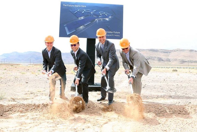 Các quan chức của bang Nevada và LeEco tham gia khởi công nhà máy của Faraday Future.